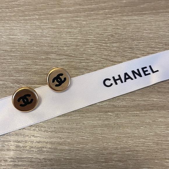 ✨BNIB✨CHANEL STUNNING VINTAGE BUTTON STYLE EARRINGS FOR PIERCED EARS✨